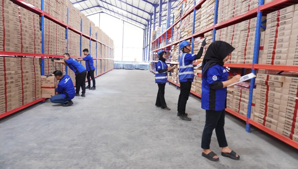 gudang logistik pt industri rak baja