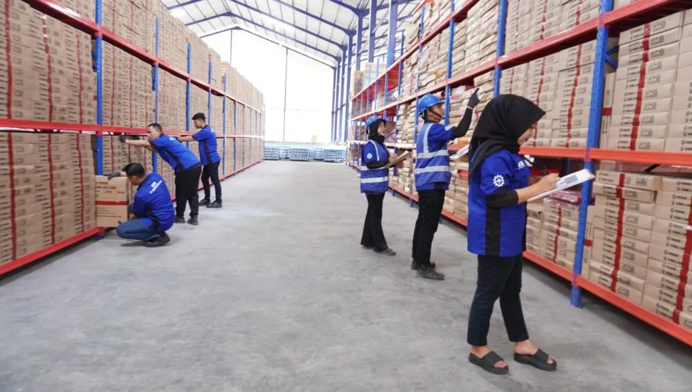 gudang logistik pt industri rak baja