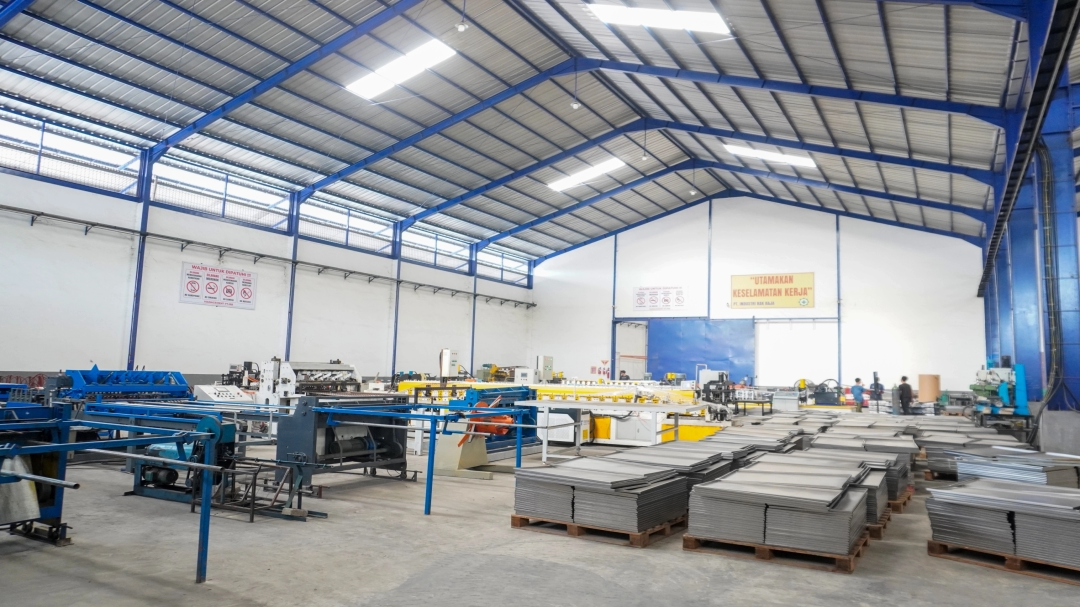 tampak dalam pabrik rak swalayan dan rak gudang