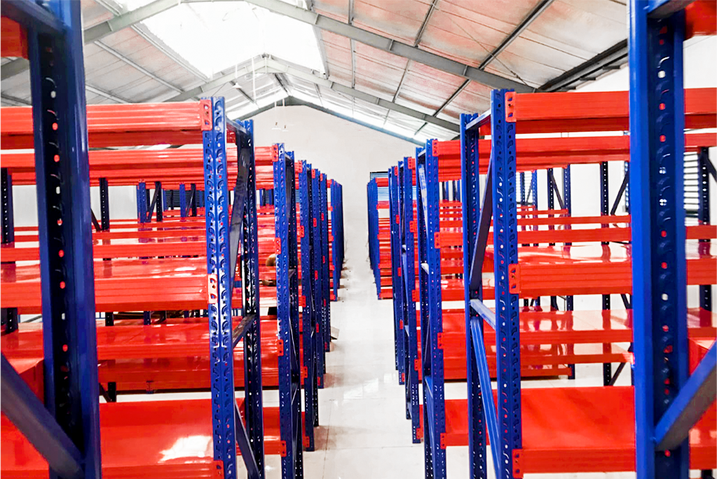 pemasangan rak gudang