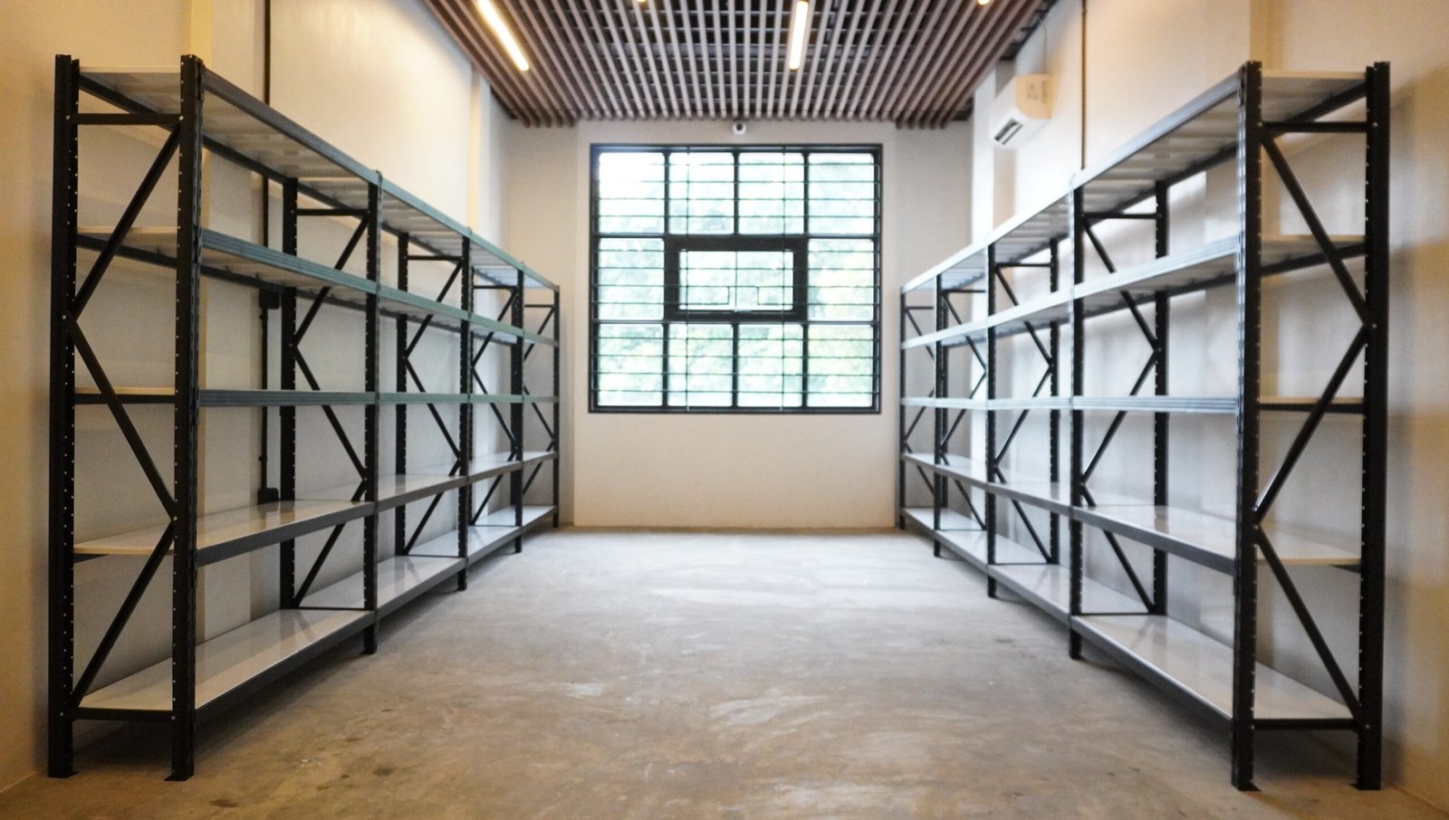 pemasangan rak penyimpanan barang di warehouse